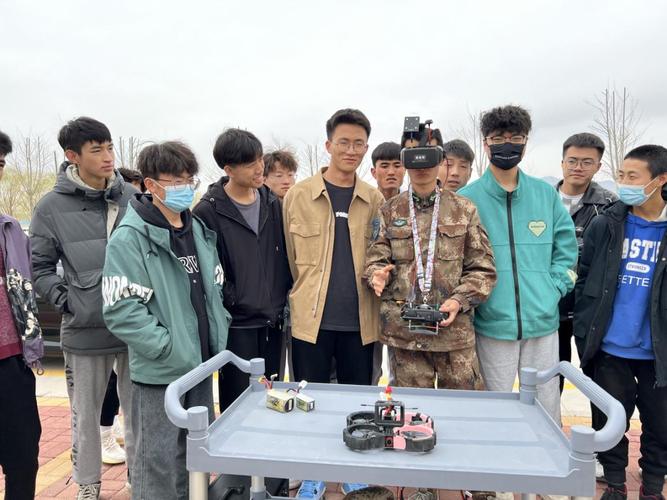 工业工程学院"梦之翼"无人机社团活动